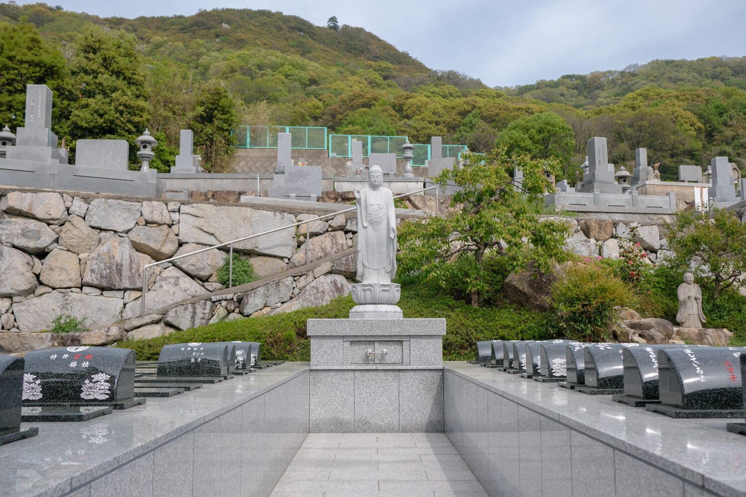 合祀永代供養墓所の中心に立つ阿弥陀如来像