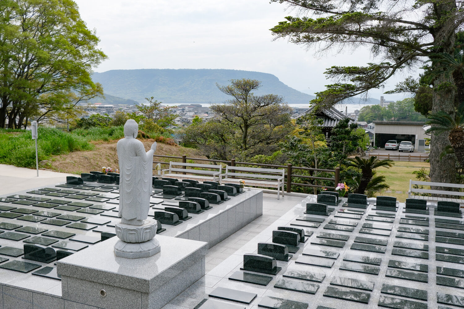 阿弥陀如来像を中心に整然と並ぶ、くおんの墓苑
