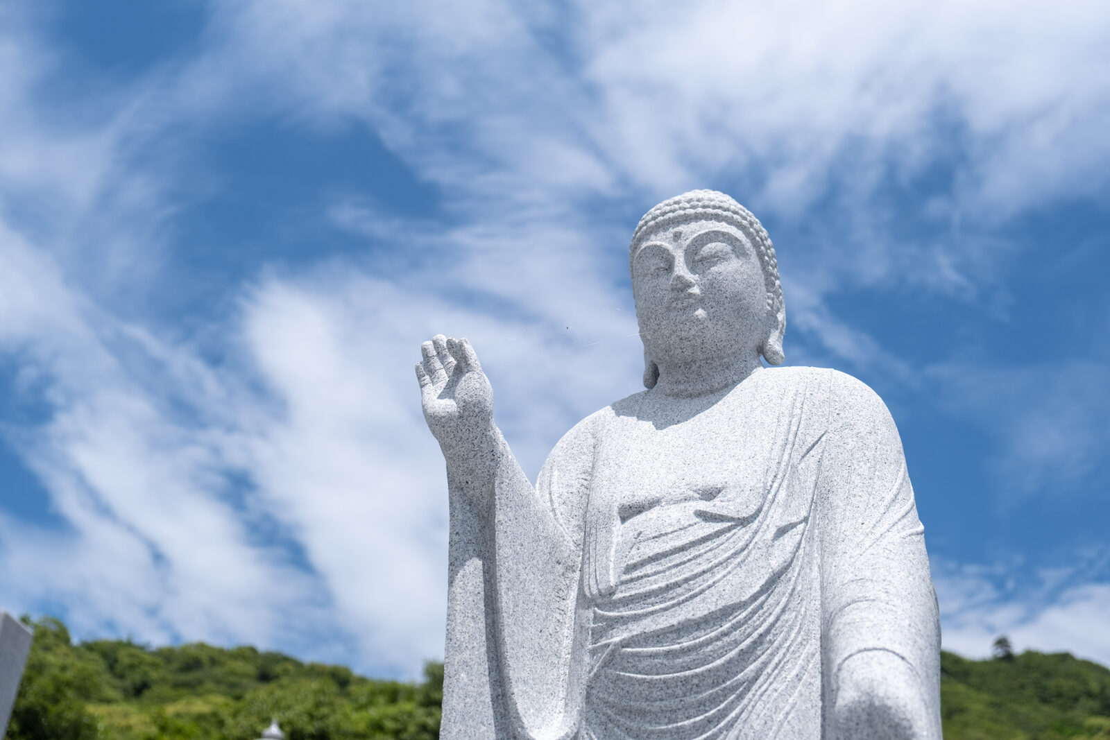 青空を背にした阿弥陀如来像
