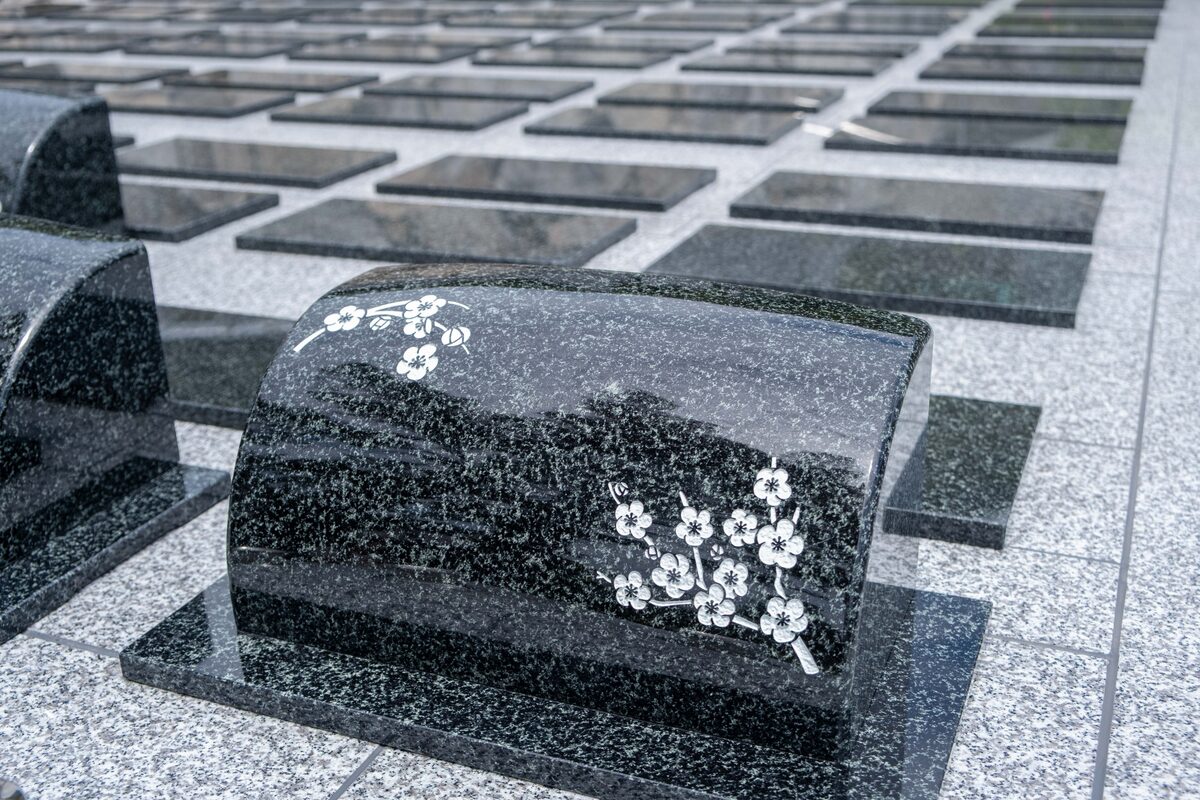 桜の彫刻が施された墓石